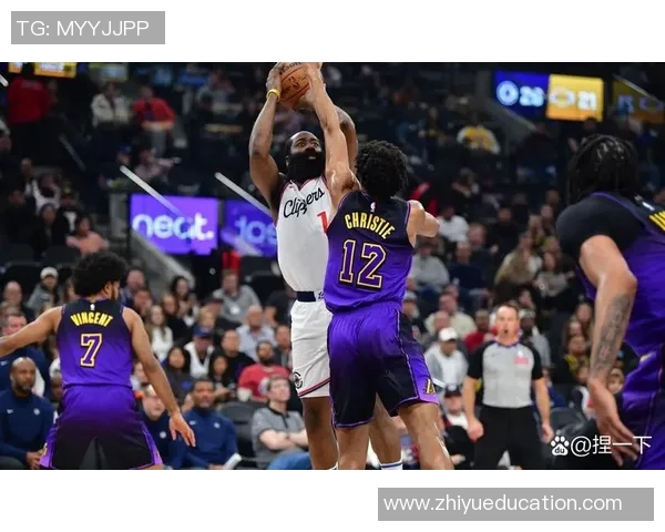 快船与热火激战正酣2021年12月16日NBA精彩对决回顾